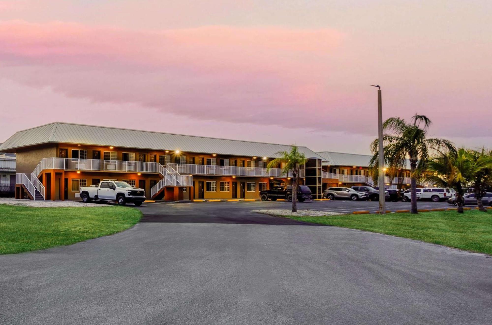 Travelodge Suites By Wyndham Lake Okeechobee Esterno foto