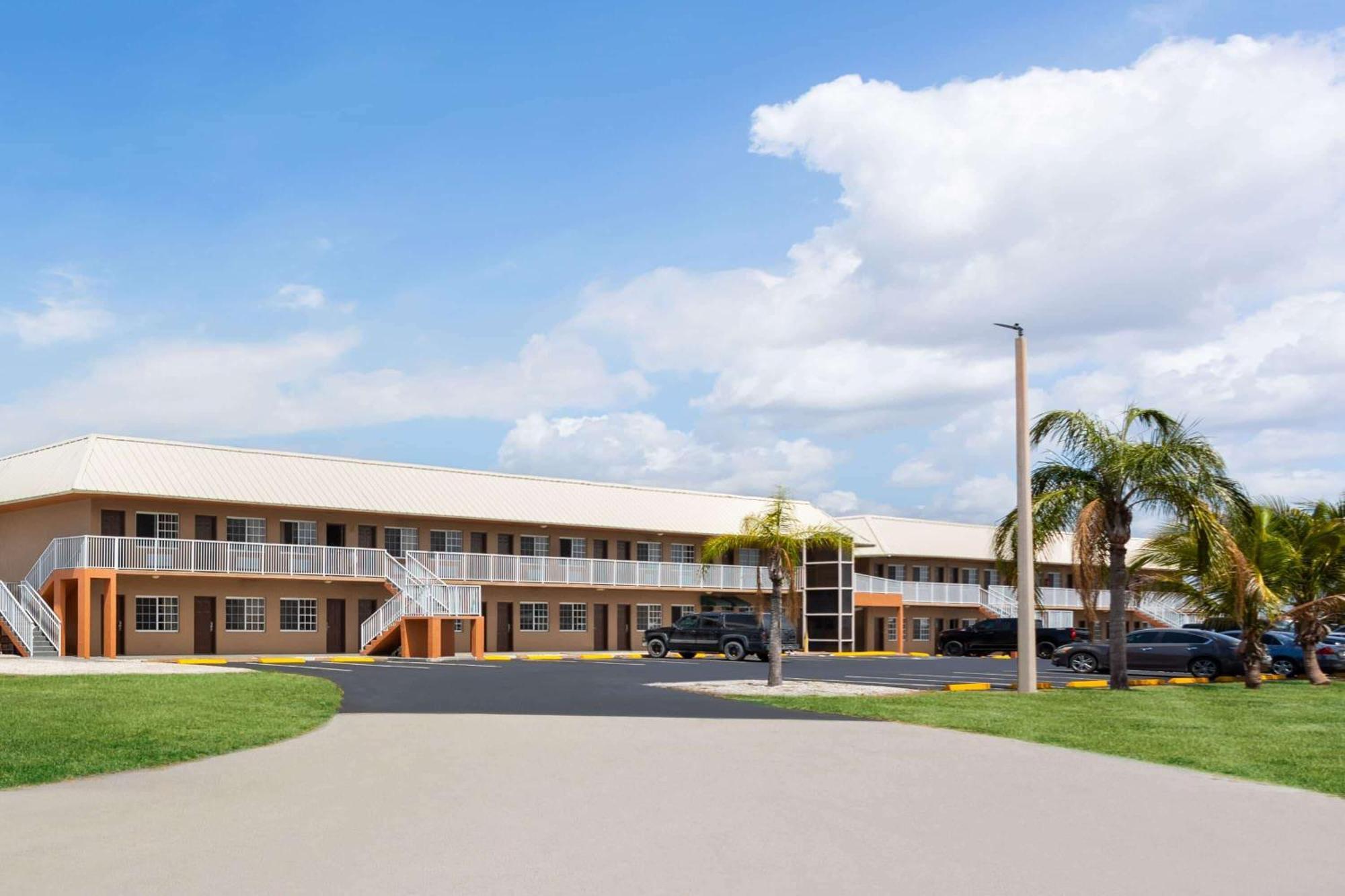 Travelodge Suites By Wyndham Lake Okeechobee Esterno foto